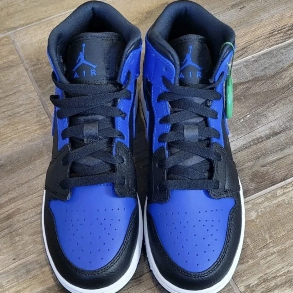 Air Jordan 1 Mid Hyper Royal GS, Big kid 6 Youth, 7.5 Women's